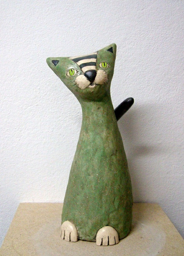katzenfiguren-aus-keramik-grün