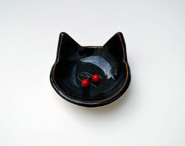 katzenfiguren-aus-keramik-teller-schwarz