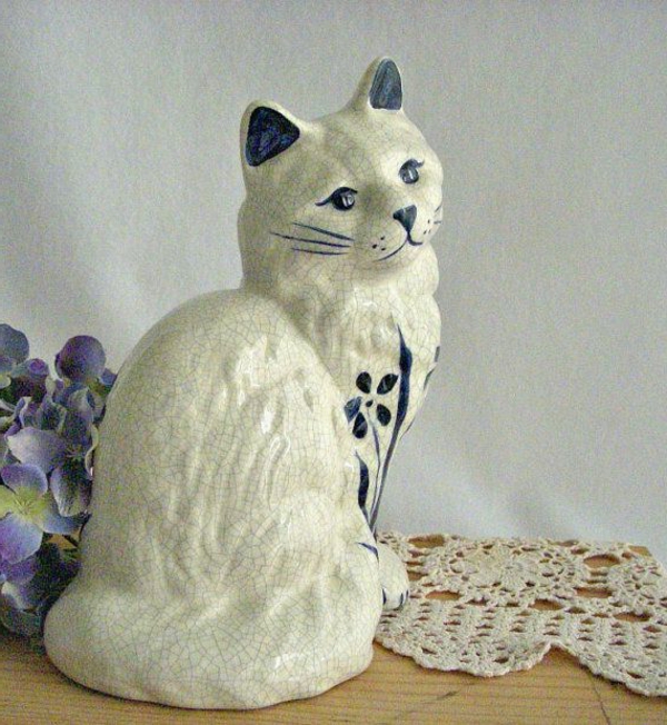 katzenfiguren-aus-keramik-weiß-traurig