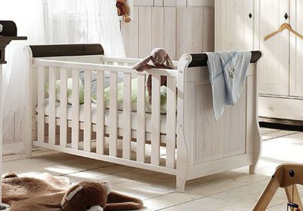 kinderbett-aus-massivholz-im-babyzimmer - im skandinavischen stil