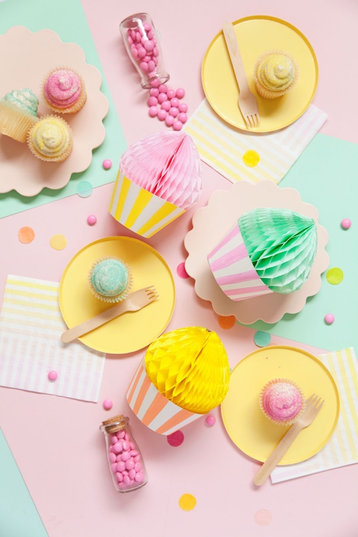 kindergeburtstag deko basteln, partydeko ideen, tischdeko zum geburtstag, cupcakes 