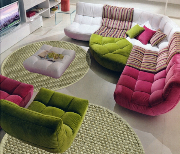 kleine-runde-teppiche-im-modernen-wohnzimmer- bunte möbelstücke