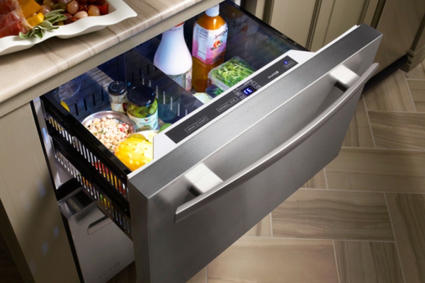 kompakter-Kühlschrank-mit-Schubladen-in-der-Küche