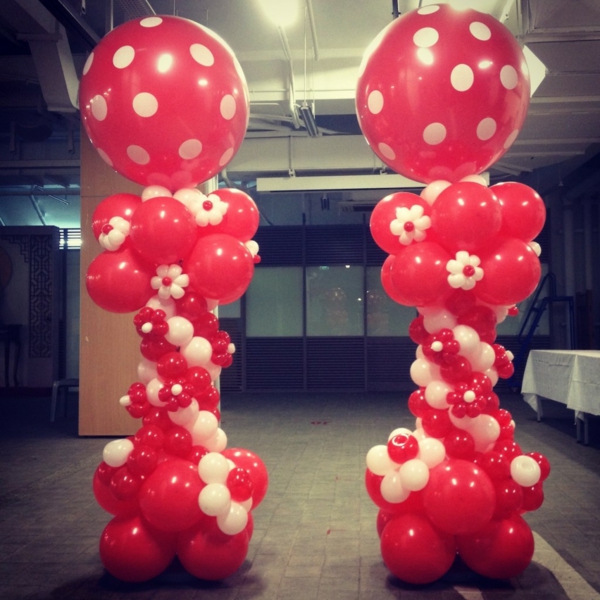 kreative-ballon-deko-in-rot - zwei säulen