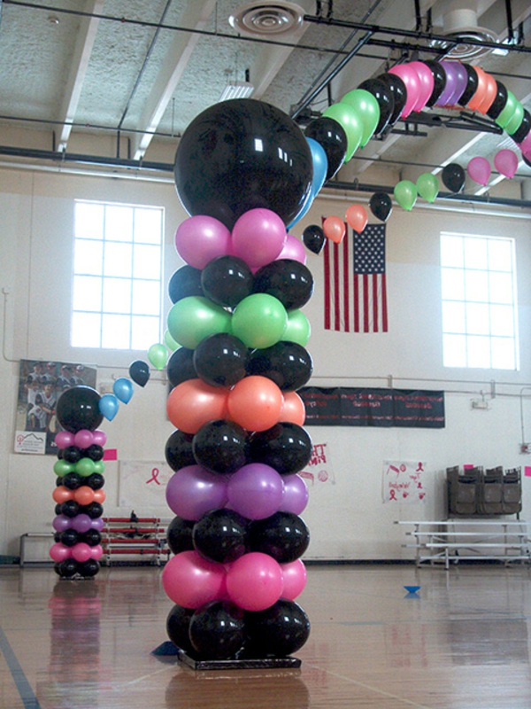 kreative-öballon-deko-mit-schwarzen-motiven- in einer großen halle