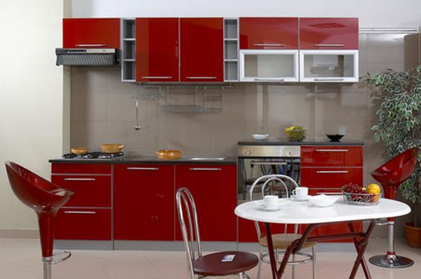 küchenlösungen-für-kleine-küchen-rote-fronten