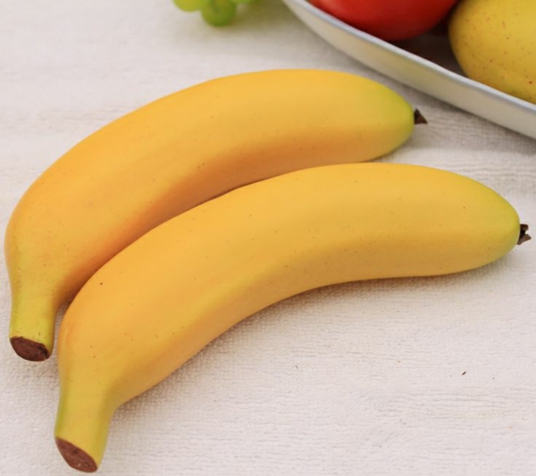 zwei-künstliche-Bananen-Obstdeko