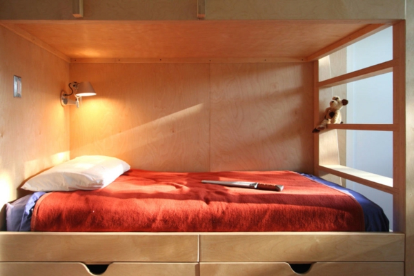 leselampe-für-bett-im-gemütlichen-schlafzimmer - mit roten bettwäschen