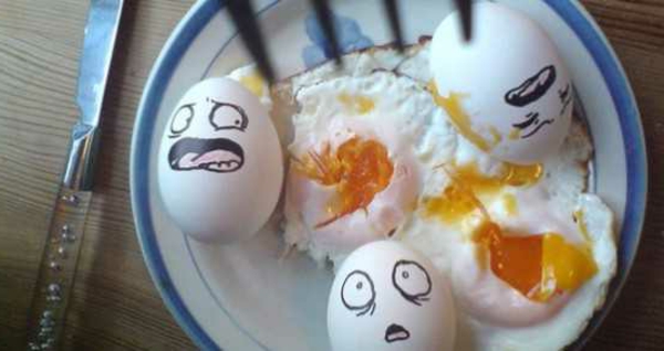 lustige-Gesichter-Bilder-auf-Eier-malen-im-Teller