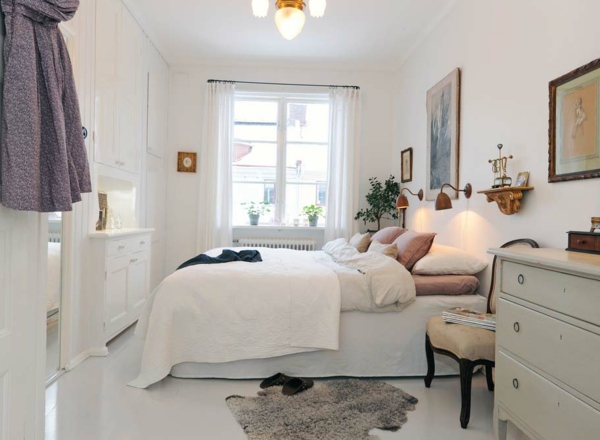 minimalistisch-aussehendes-schlafzimmer-in-weiß - klein und gemütlich