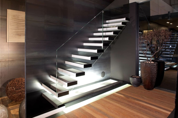 moderne-freitragende-treppe-in-der-wohnung-mit-beleuchtung