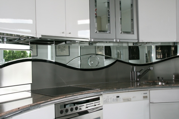 moderne-graue-wandpaneele-für-küche- weiße schränke