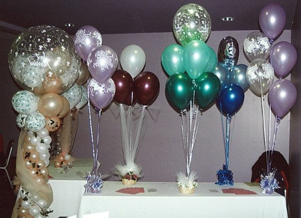 moderne-wunderschöne-ballon-deko- auf einem tisch