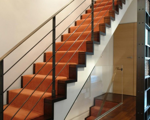 moderner-treppen-teppich-in-oranger-farbe-schickes aussehen