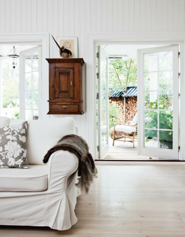 nordische-mode-bei-der-zimmergestaltung-weißes-sofa-im-wohnzimmer