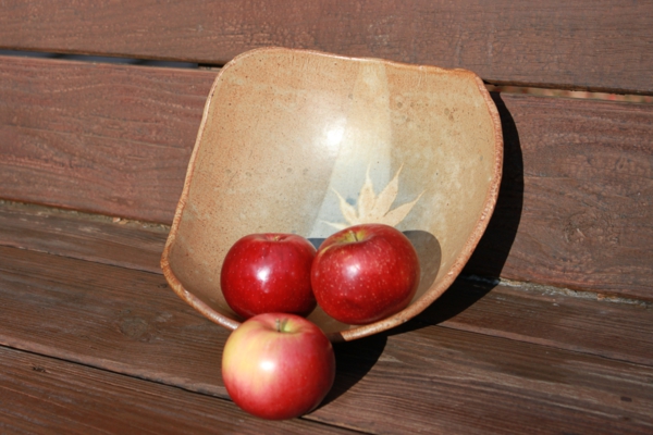 obstschale-aus-keramik-mit-roten-äpfeln- süß aussehen