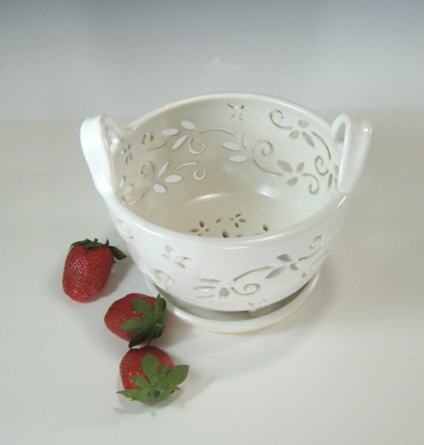 obstschale-aus-keramik-weißes-modell- drei erdbeeren