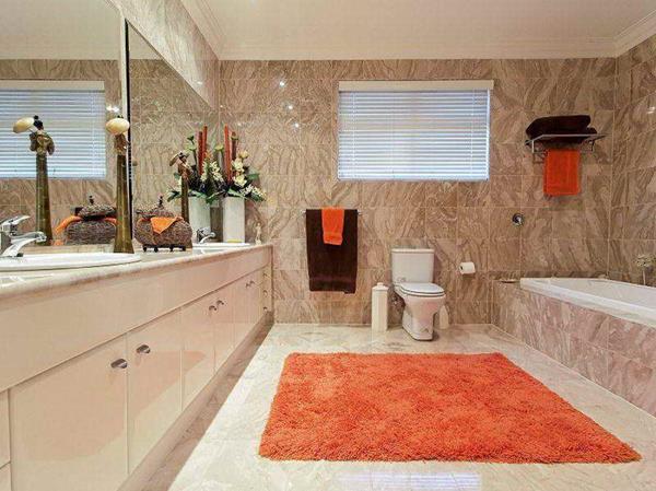orange-Teppich-für-Badezimmer-Gestaltungsidee