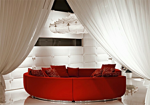 organza-gardinen-neben-einem-roten-sofa