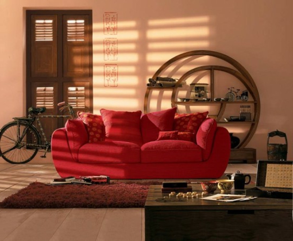 orientalische-dekoration-für-wohnzimmer-rotes-sofa