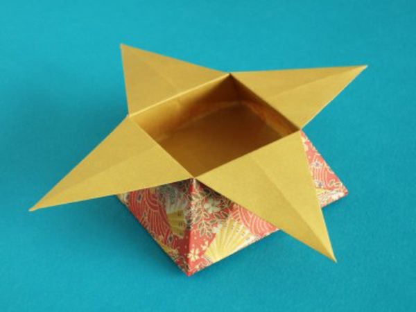 origami- schachteln-gelbe-farbe - blauer hintergrund