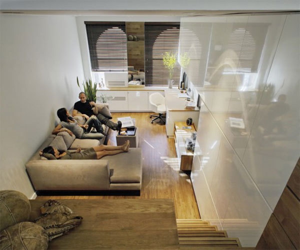 originelle-wohnideen-für-kleine-wohnung-elegantes-wohnzimmer-mit-beige-möbeln - die familie sitzt auf dem großen sofa