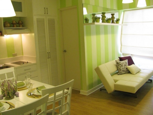 originelle-wohnideen-für-kleine-wohnung-esszimmer-und-wohnzimmer-in-gelben-farben- sofa neben dem esstisch