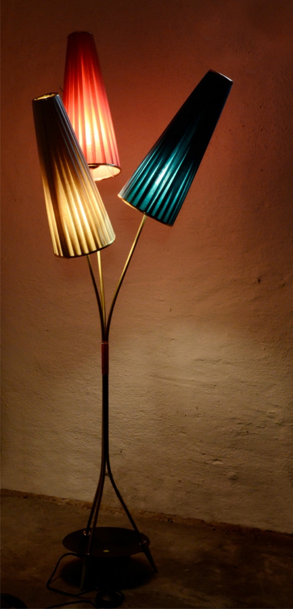 retro-stehlampe-schönes-design - bunte farben - interessante lampenschirme