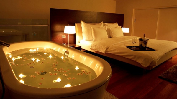 romantik-merkmale-eine-badewanne-neben-dem-bett