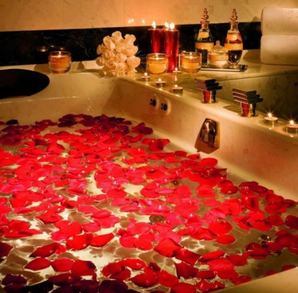 romantik-merkmale-im-badezimmer-rosenblätter-auf-dem-wasser