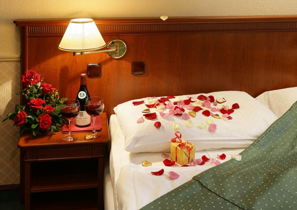 romantik-merkmale-im-schlafzimer-rosenblätter-auf-dem-kissen