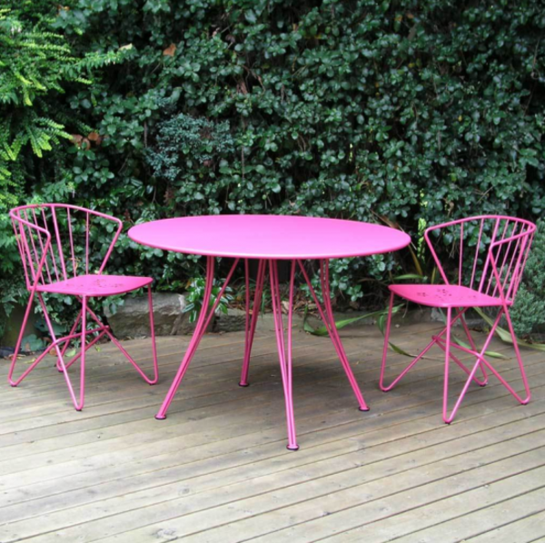 rosa-Gartenstühle-aus-Metall-für-den-Garten-Tisch
