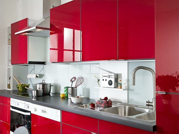 rote-küche-wunderschöner-look- luxuriöse möbelstücke