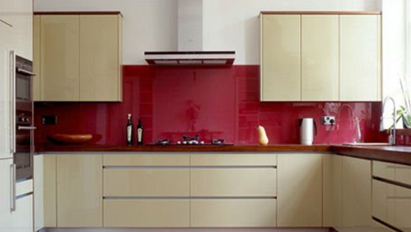 rote-wandpaneele-für-küche-super-modern- beige und rot kombinieren