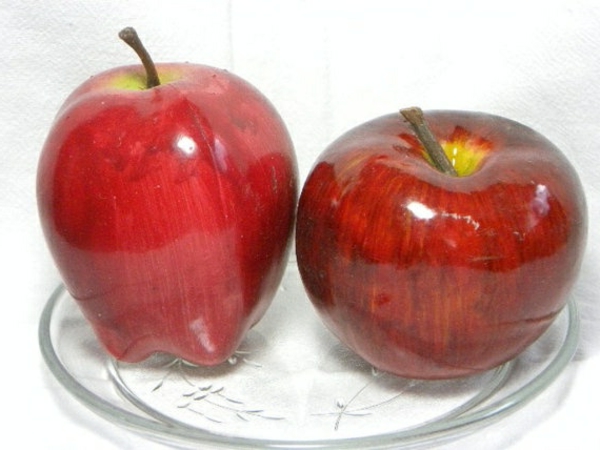 rote-Äpfel-Künstliches-Obst-in-Glasplatte