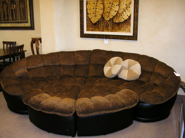 runde-sofas-ein-braunes-modell- und ein bild darüber