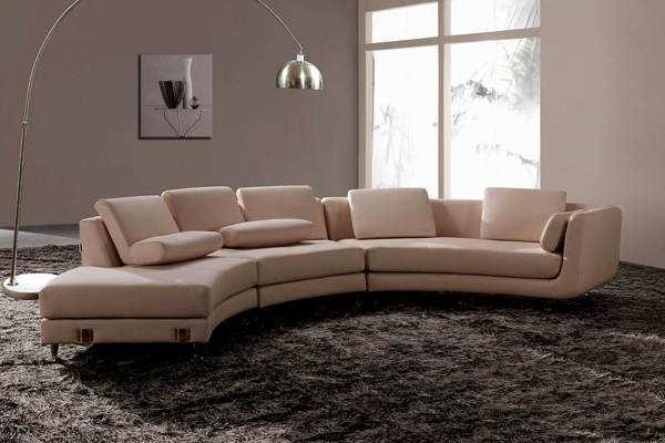runde-sofas-ein-modell-in-taupe-farbe- elegante lampe über dem sofa