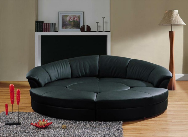 runde-sofas-ein-schwarzes-modell- ein kamin dahinter
