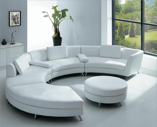 runde-sofas-ein-sehr-modernes-design-in-weißer-farbe- eine glaswand daneben