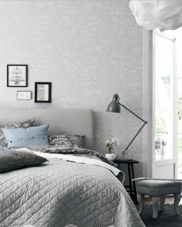 schlafzimmer-in-weiß-und-grau- eine lampe neben dem bett