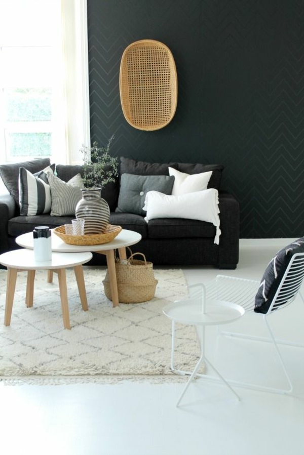 schwarze-wandfarbe-wohnzimmer-möbel-sofa-spiegel