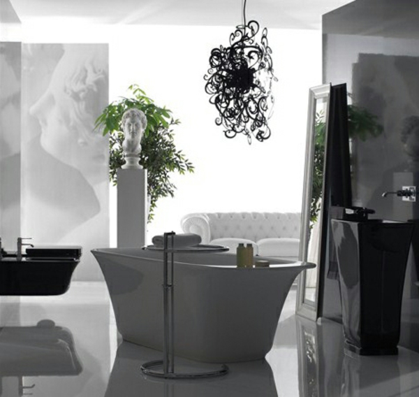 schwarzer-kronleuchter-im-schönen-badezimmer