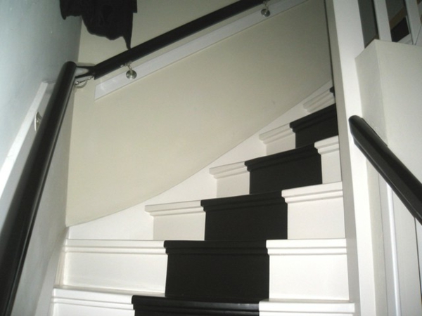 schwarzer-treppen-teppich- auf weißen treppen