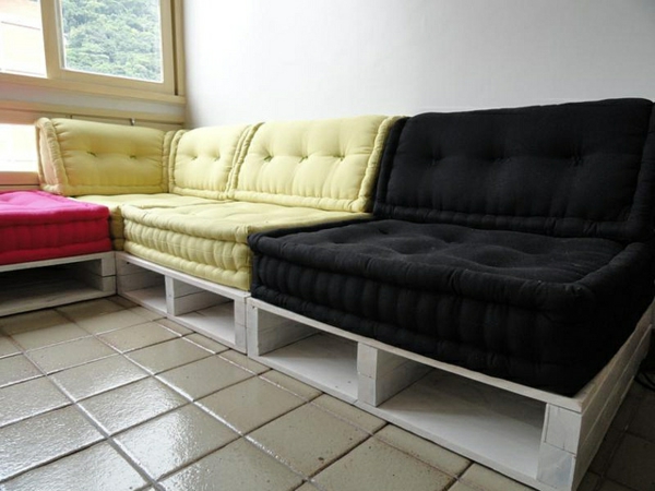 schöne-sofas-aus-paletten - zimmer mit einem fenster