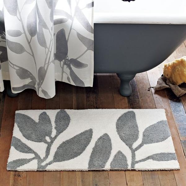 schöner-Teppich-für-das-Badezimmer-weiß-grau