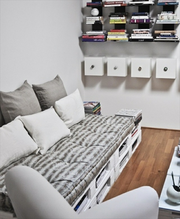 schönes-sofa-aus-paletten-weiße-farbe - schöne regale mit büchern