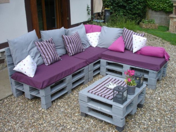 schönes-sofa-mit-grauer-gestaltung - viele dekokissen in lila und rosa