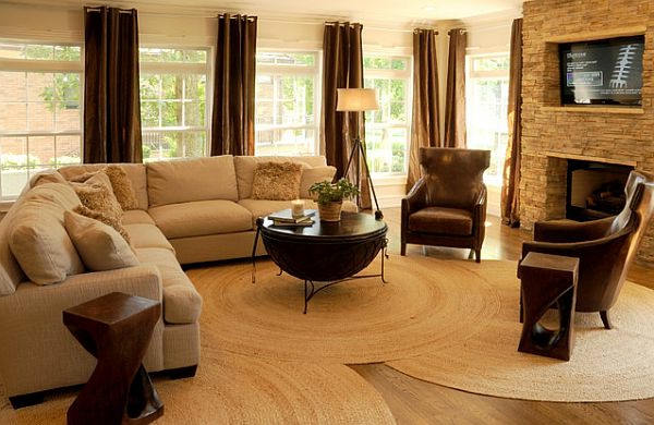 schönes-wohnzimmer-mit-kleinen-runden-teppichen- in beige farbe