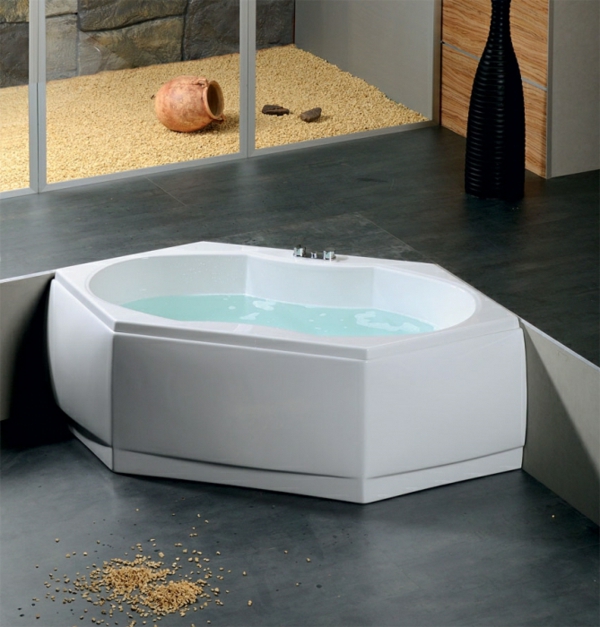 sechseck -badewanne-design-in-weiß - badezimmer mit glaswänden