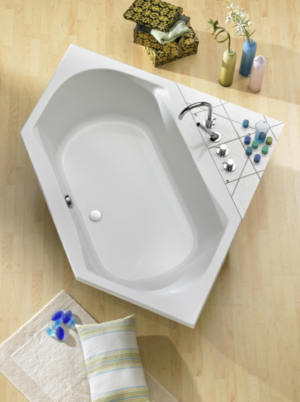 sechseck -badewanne-in-weiß-foto-von-oben-genommen - sehr modern